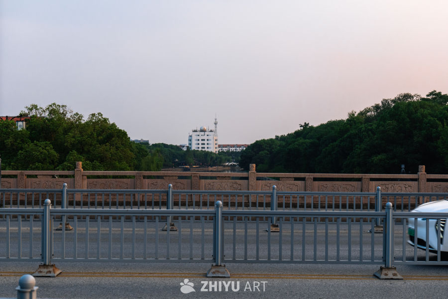 清晨桥梁的城市风光