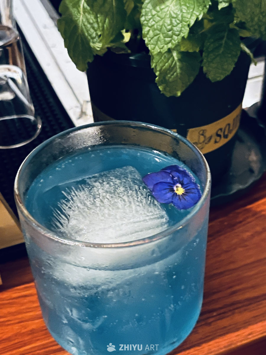 蓝调冰饮与紫花