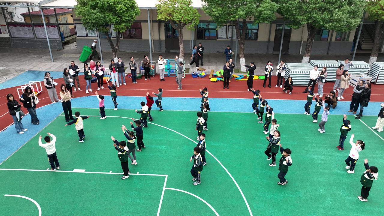 航拍幼儿园家长开放日室外活动 4