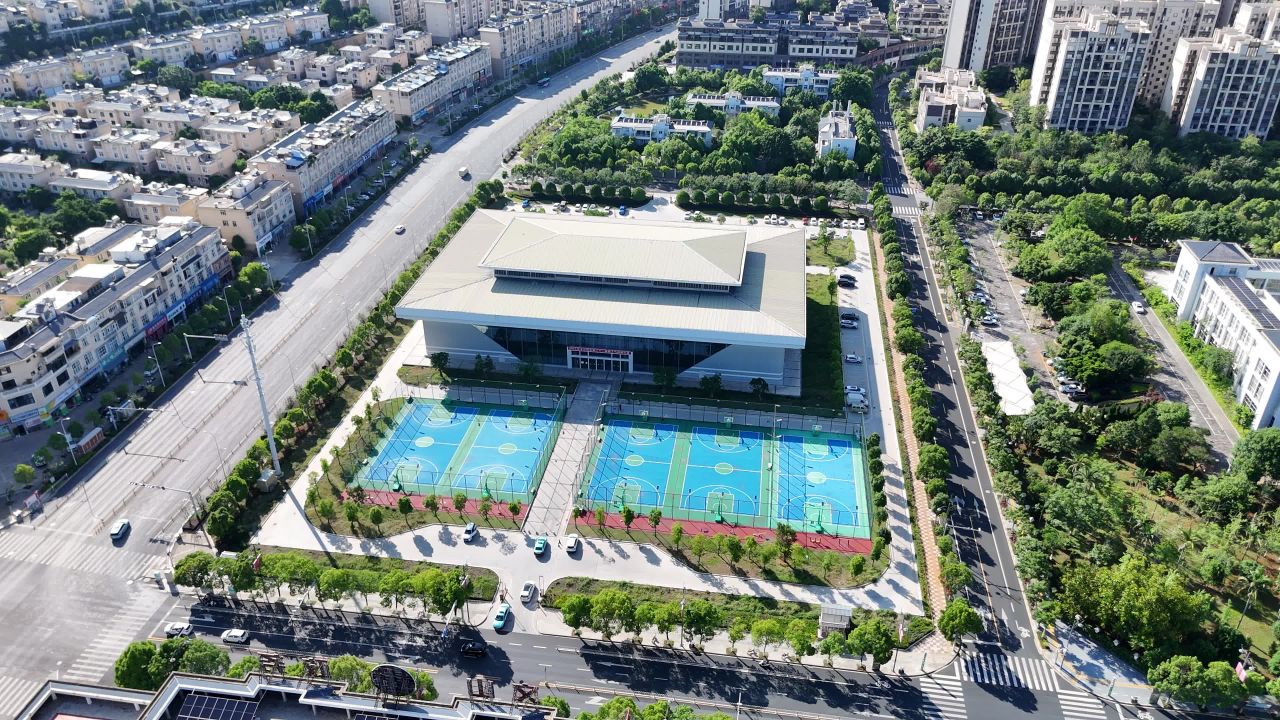 城市篮球场全景