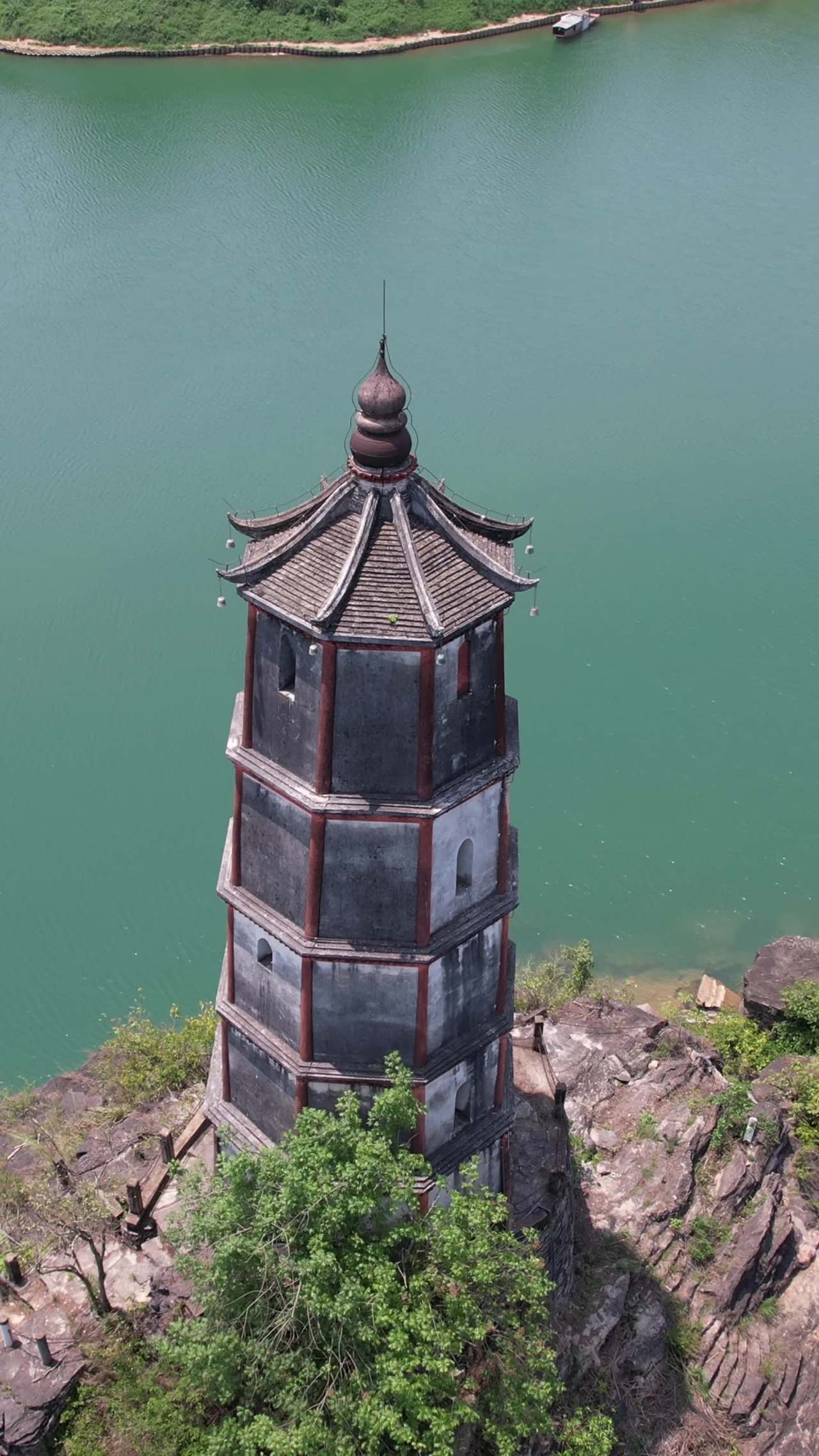 湖畔古塔的宁静之美