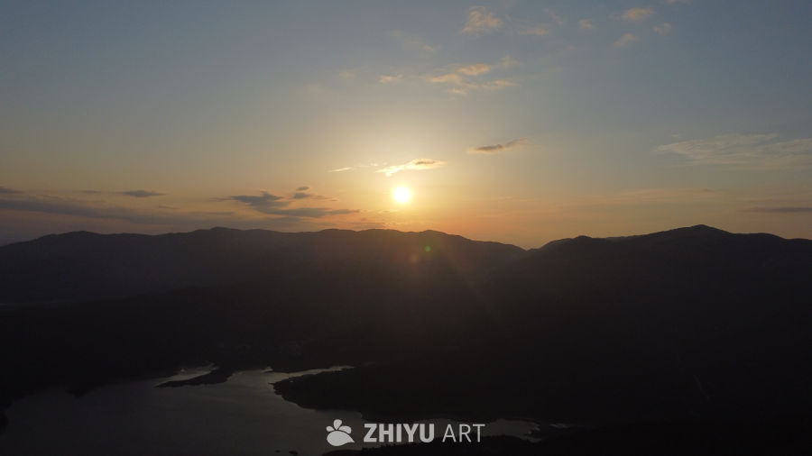 日落山湖静谧时光