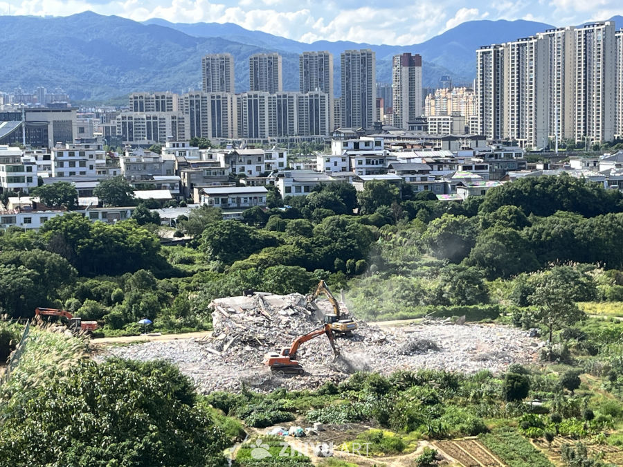 城市变迁：拆迁现场与高楼林立