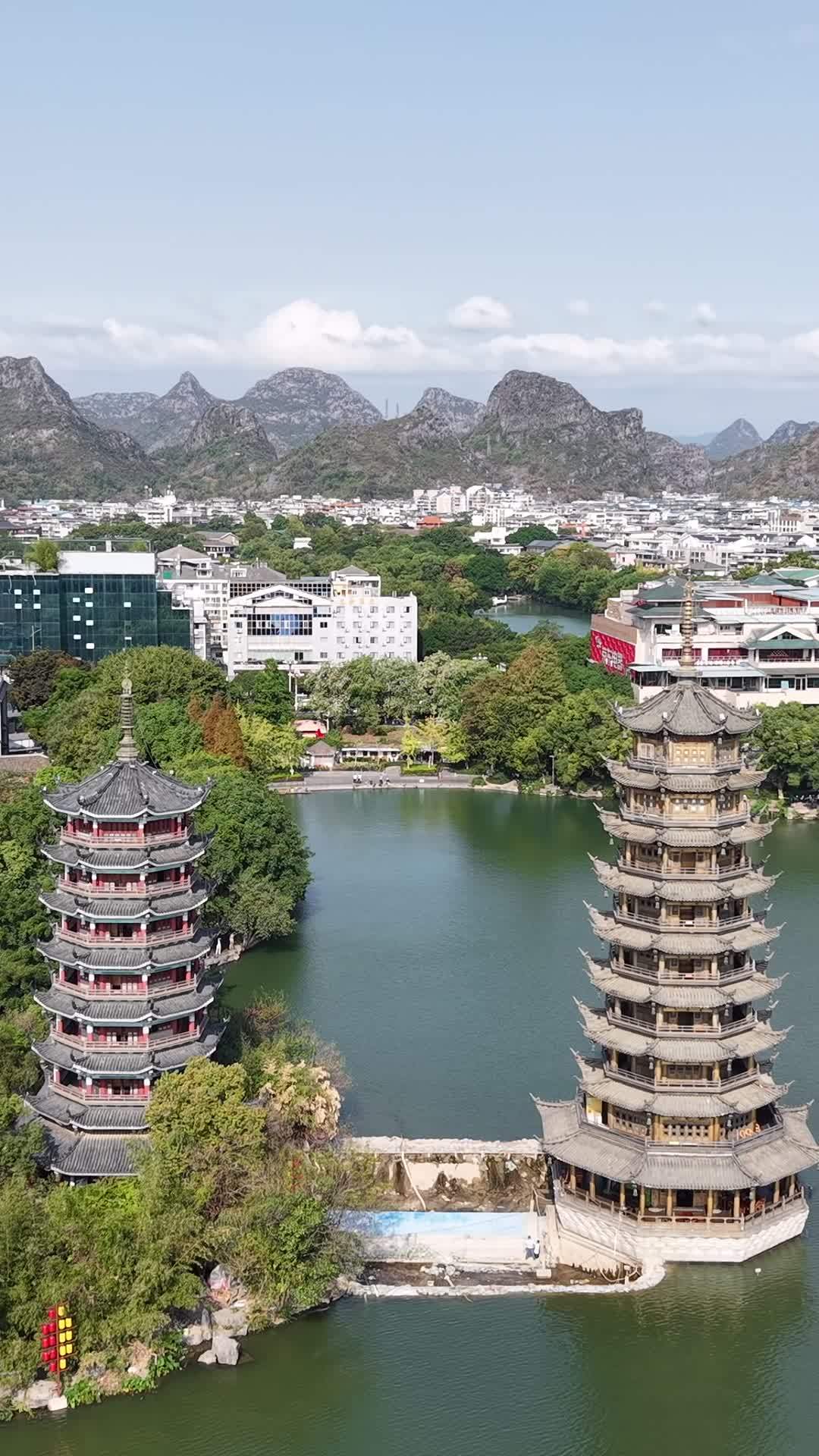 双塔湖畔的城市风光