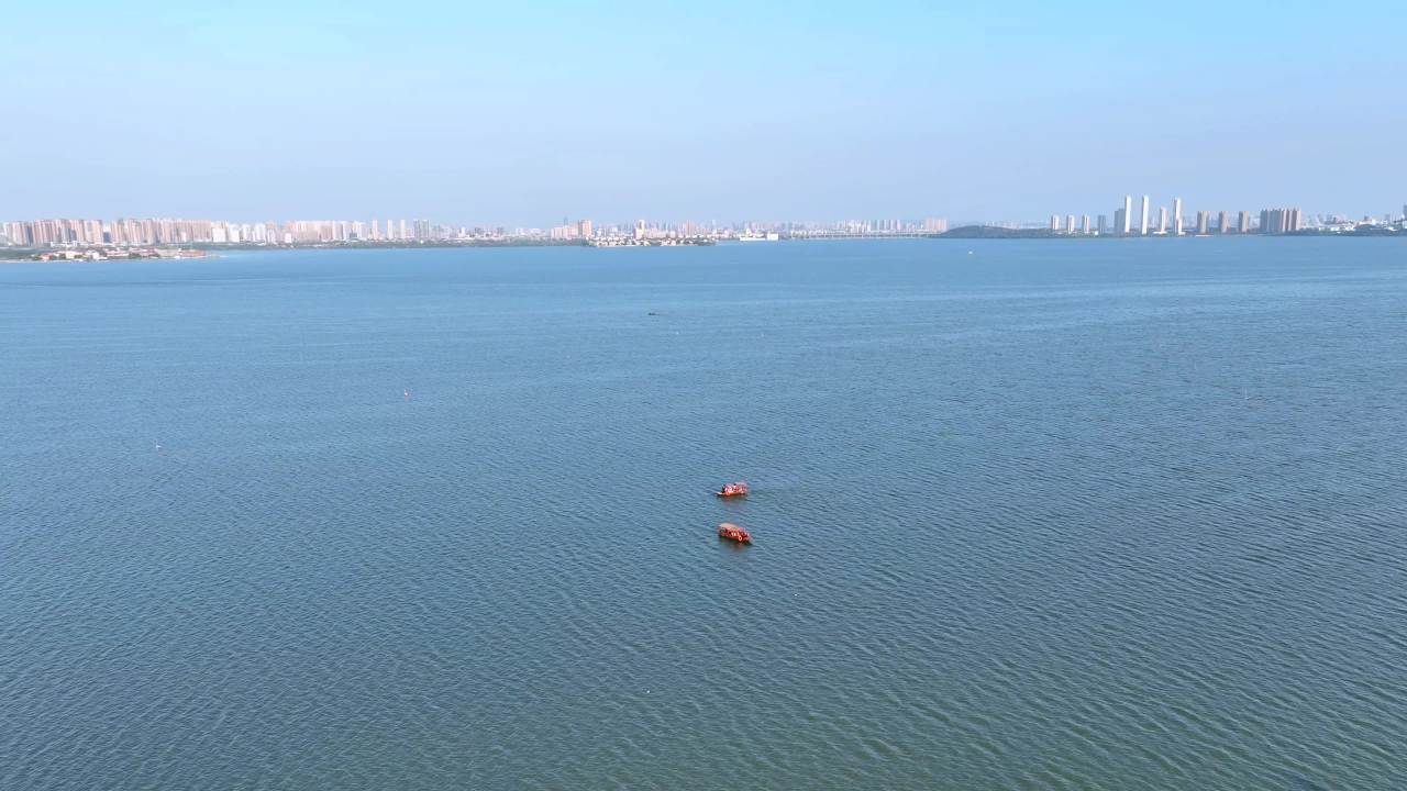 湖上静谧之旅