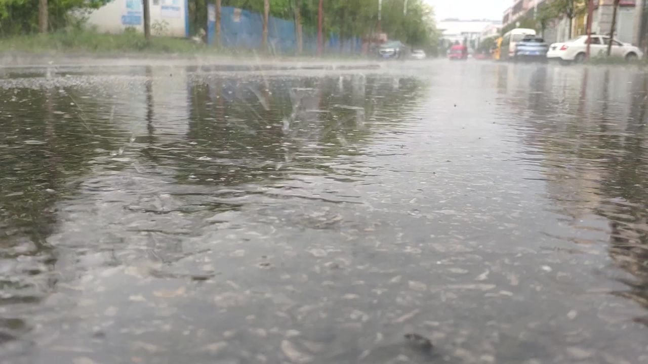 下雨的路面 下雨路面行驶的车辆