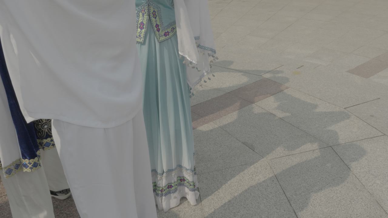 光影下的传统服饰