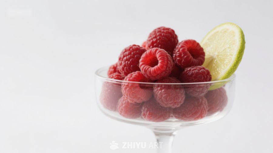 玻璃杯中的新鲜覆盆子与柠檬片