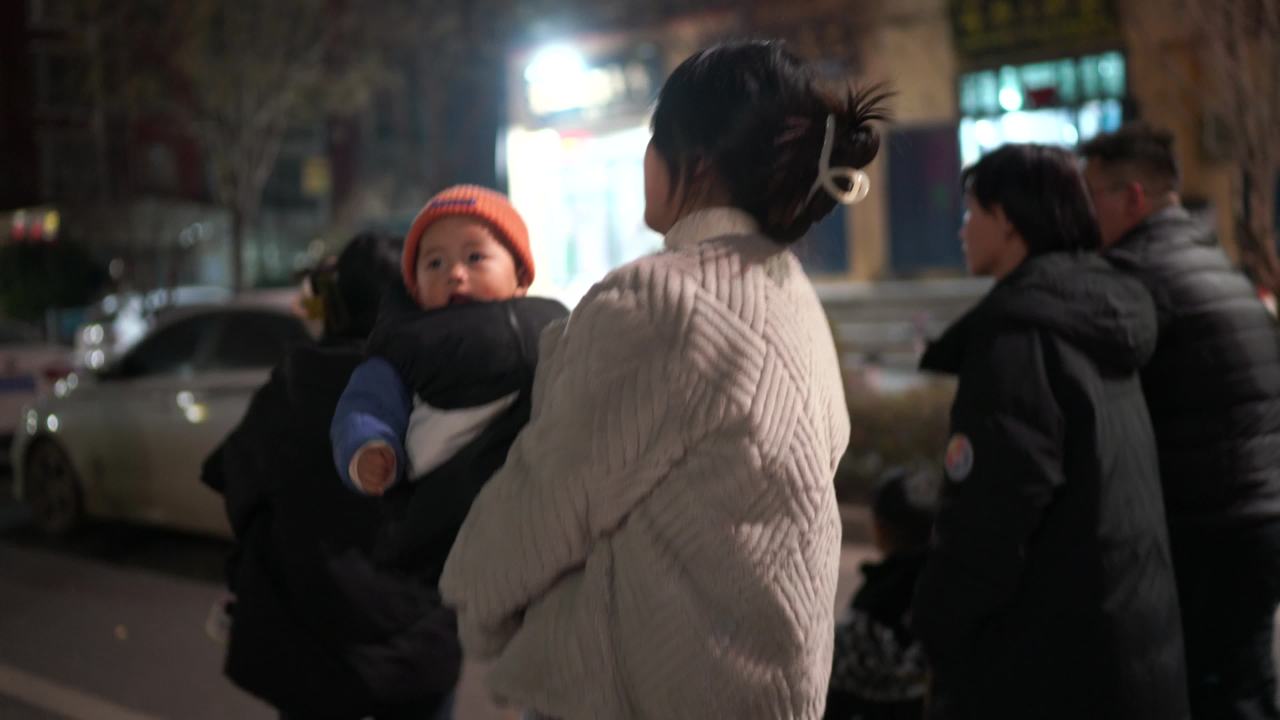 夜市中的温馨瞬间