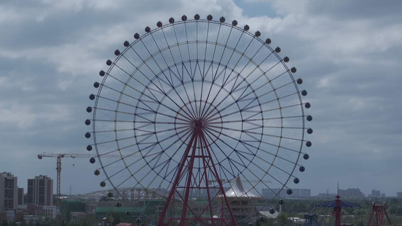 摩天轮下的城市风光