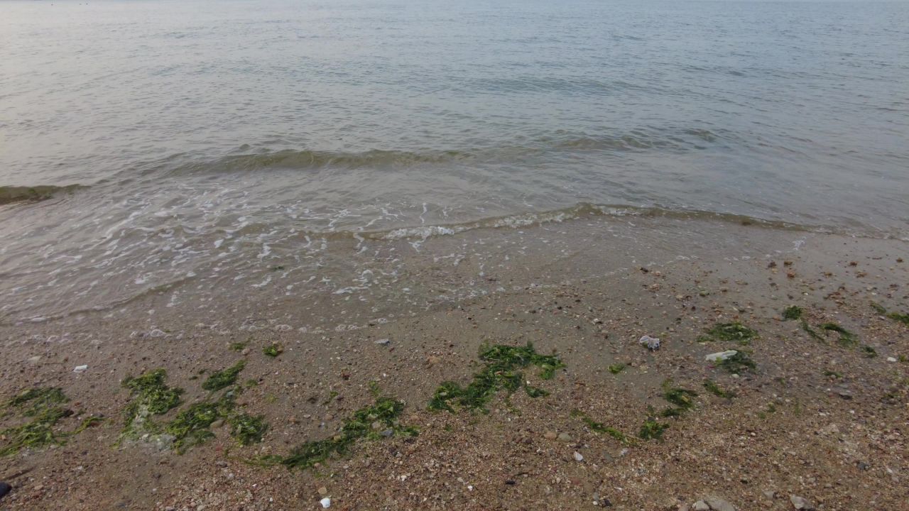 大海海浪沙滩蓝天白云实拍  