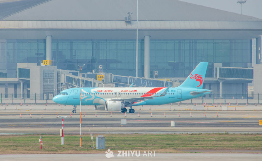 长龙航空飞机在机场