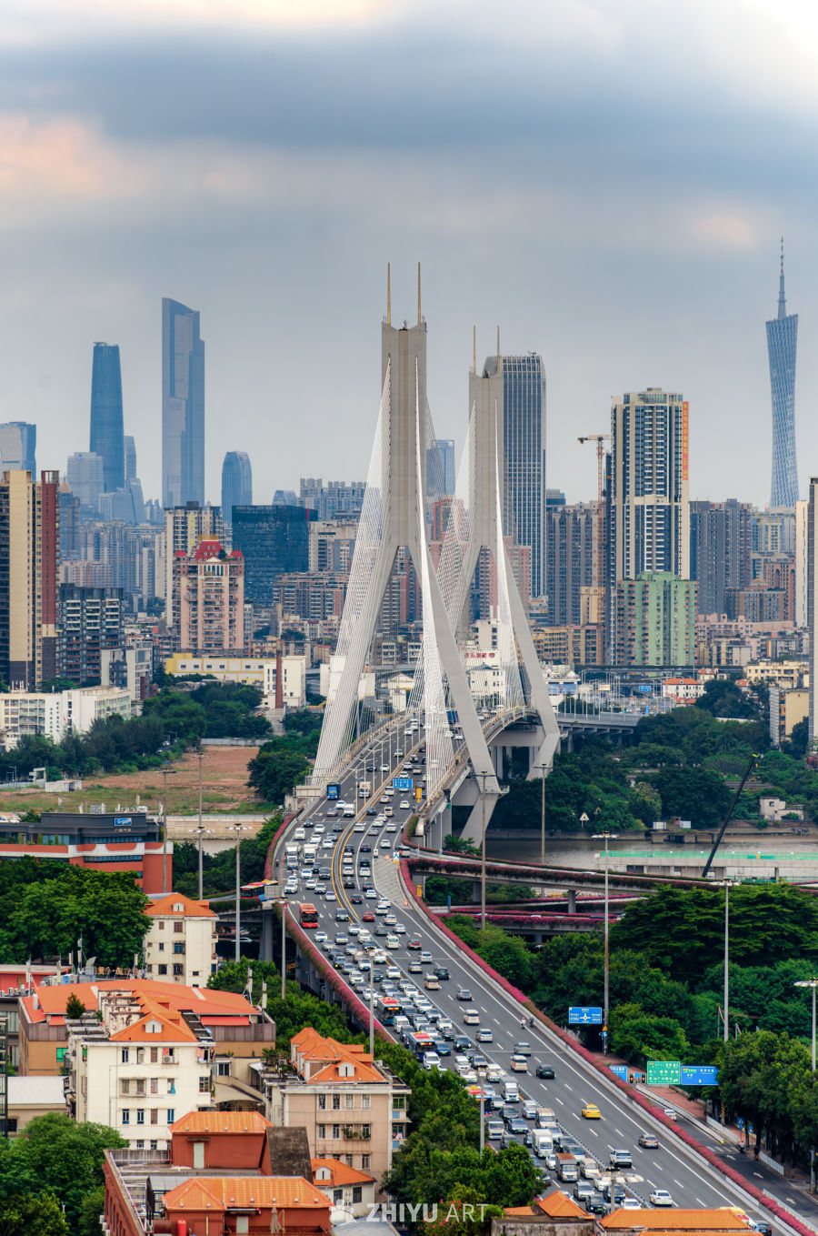 都市桥梁与繁华街景