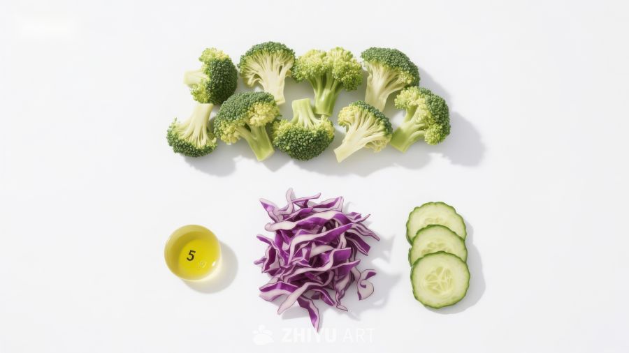 新鲜蔬菜组合：西兰花、紫甘蓝和黄瓜片