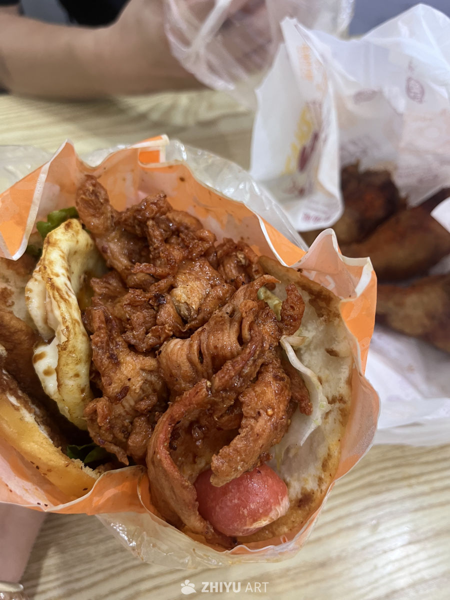 金黄酥脆炸鸡汉堡