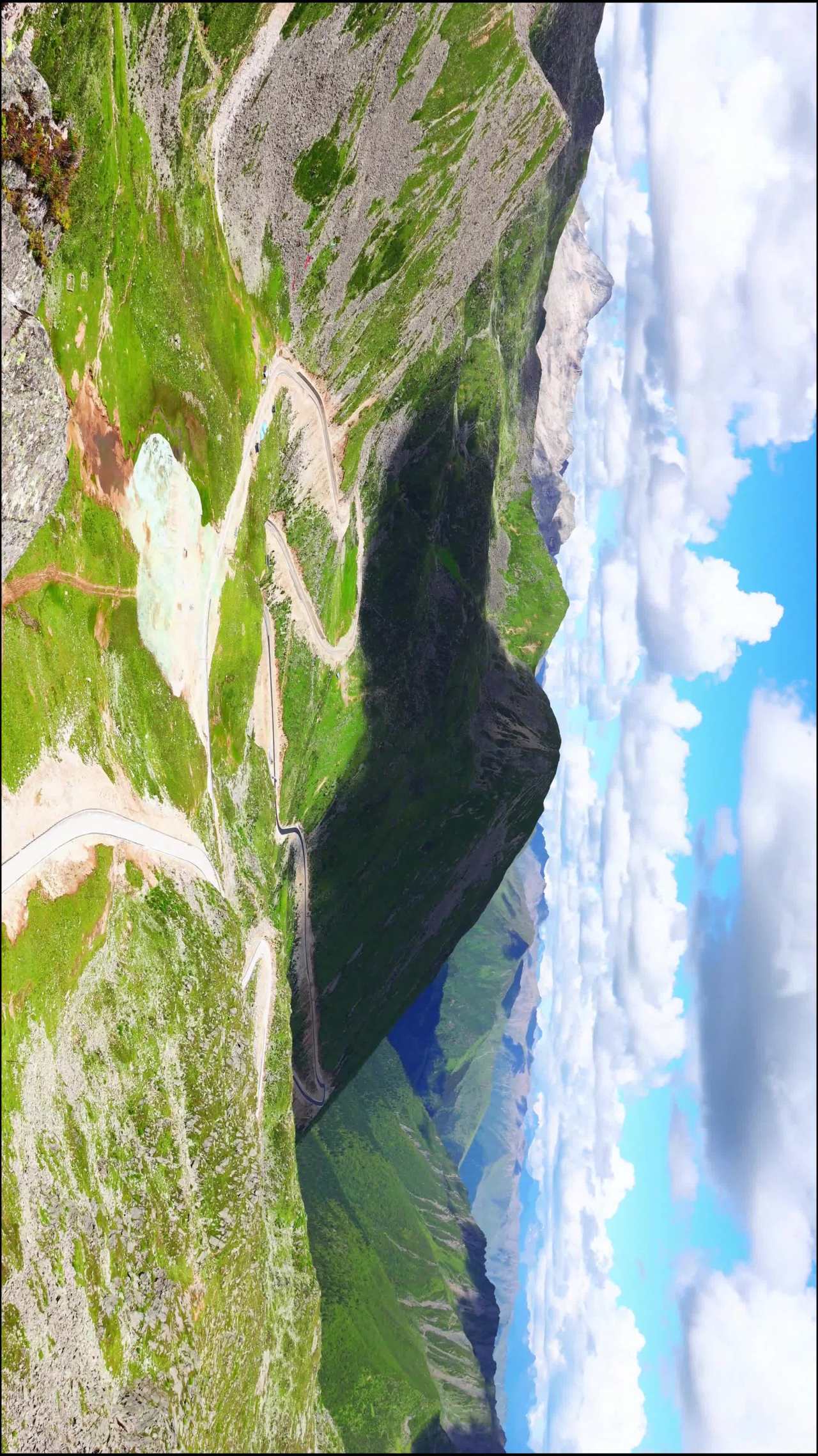山间云雾与星空的壮丽航拍