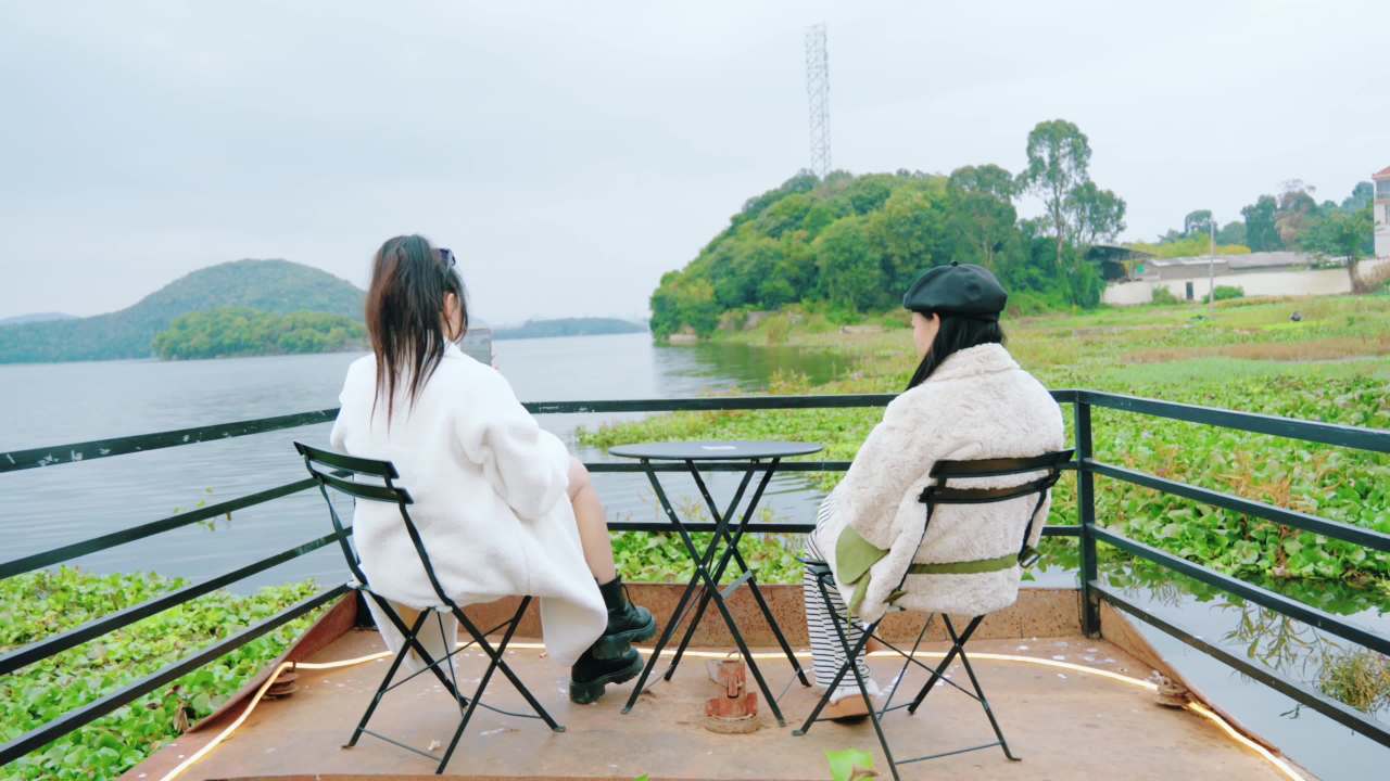 湖边闲谈：两人时光
