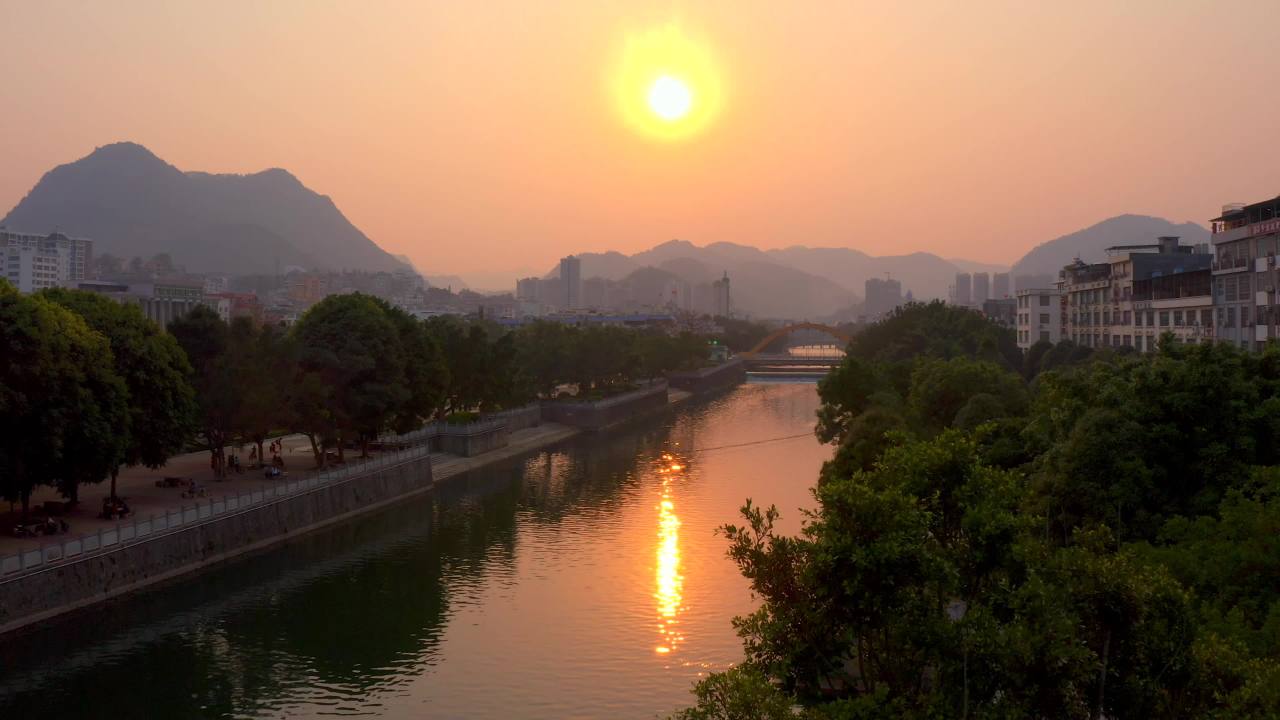 日落下的河流与城市
