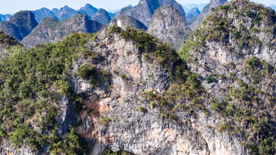 喀斯特山峰的静谧之美