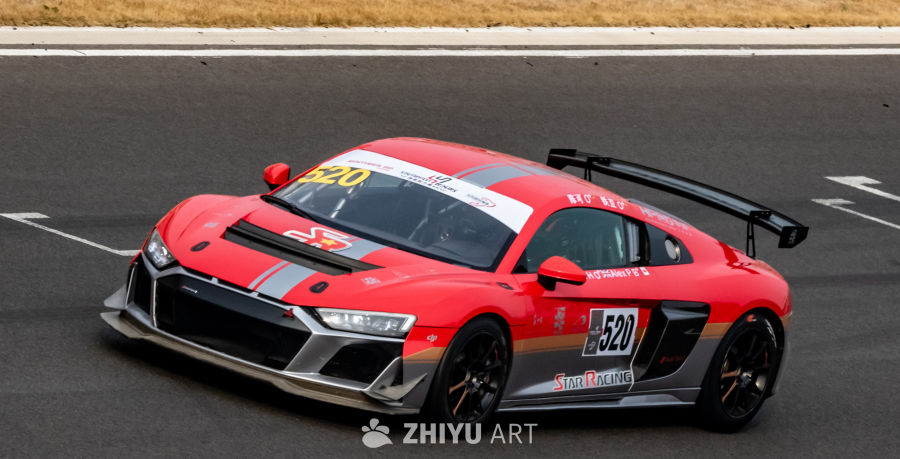 红色奥迪赛车疾驰赛道