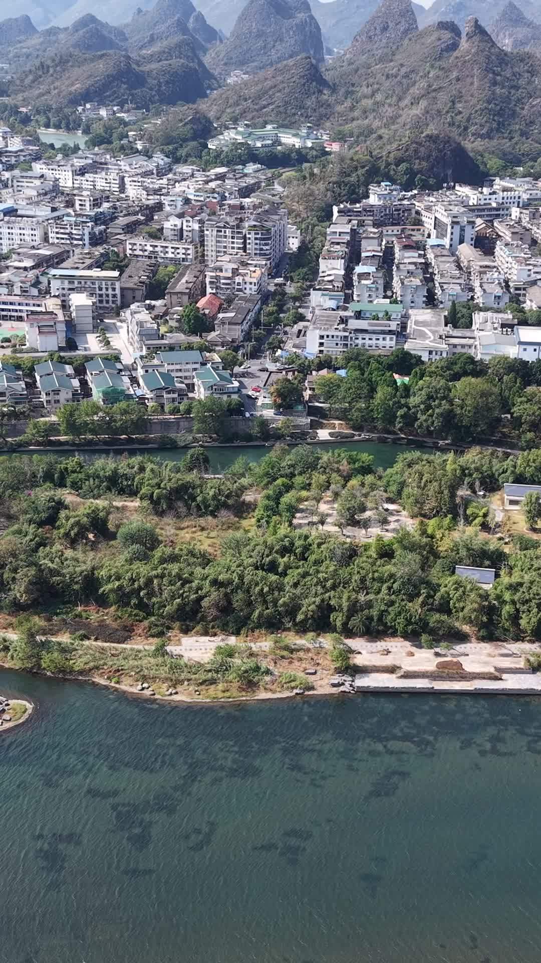 山水环绕的城市风光