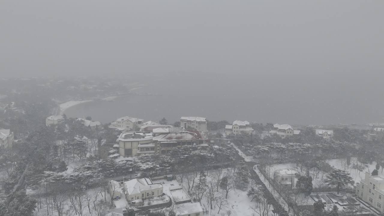青岛第三海水浴场城市海边雪景航拍 4