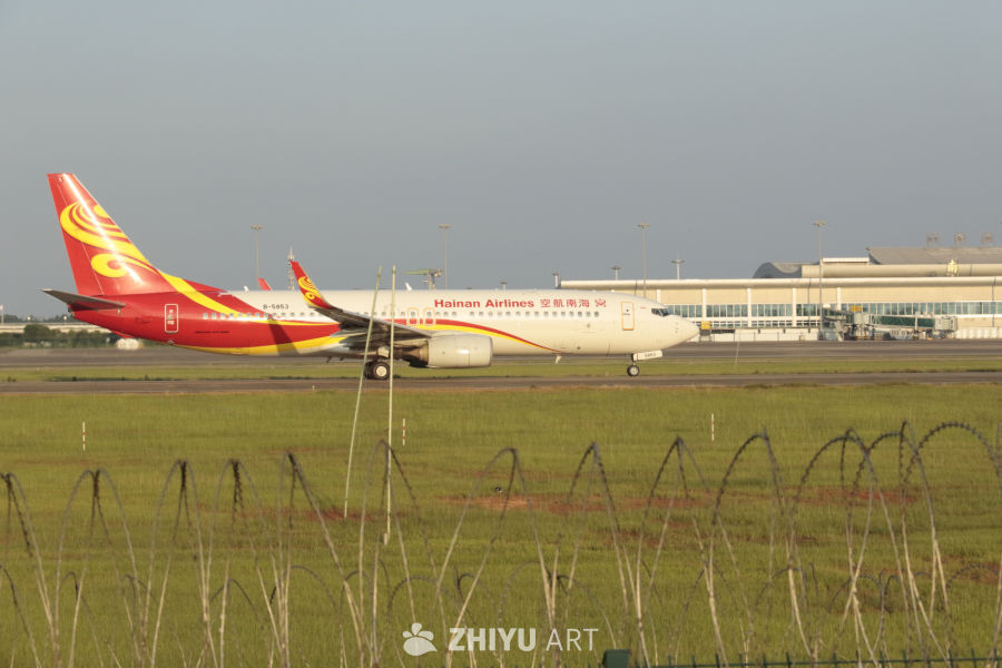 海南航空飞机在机场跑道上