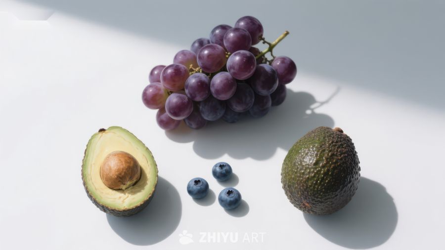 新鲜水果组合：葡萄、蓝莓与牛油果