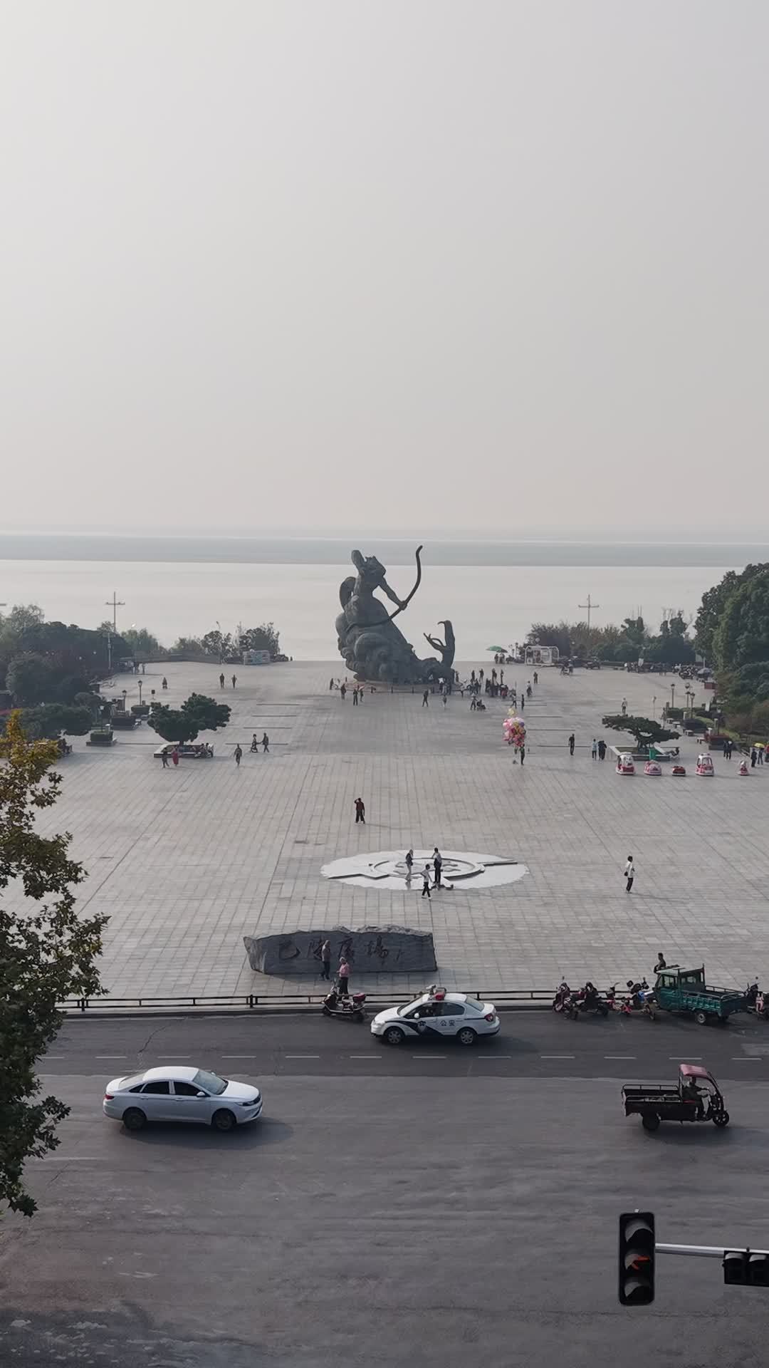 湖畔广场的宁静时光