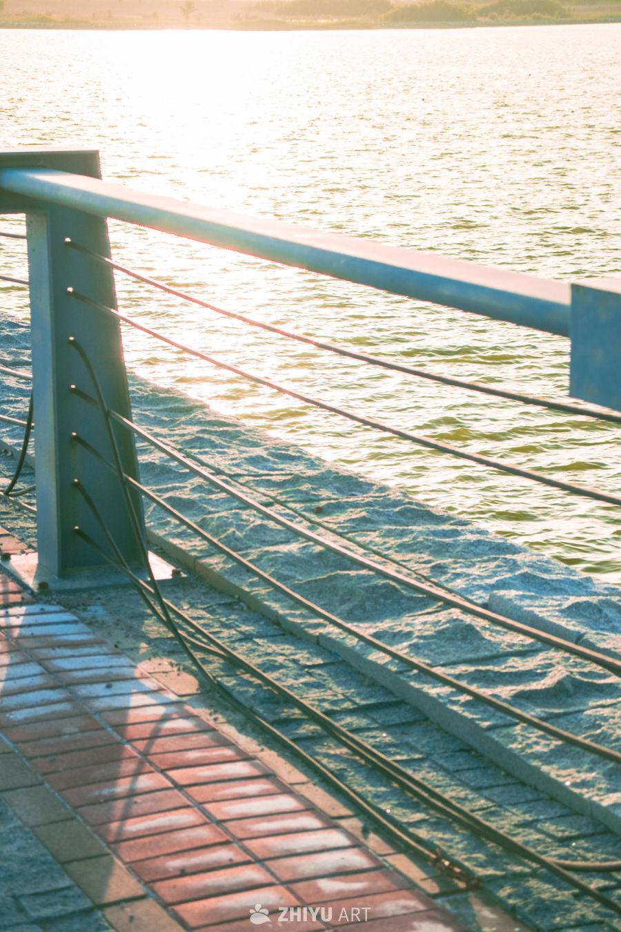 湖畔夕阳下的宁静时光
