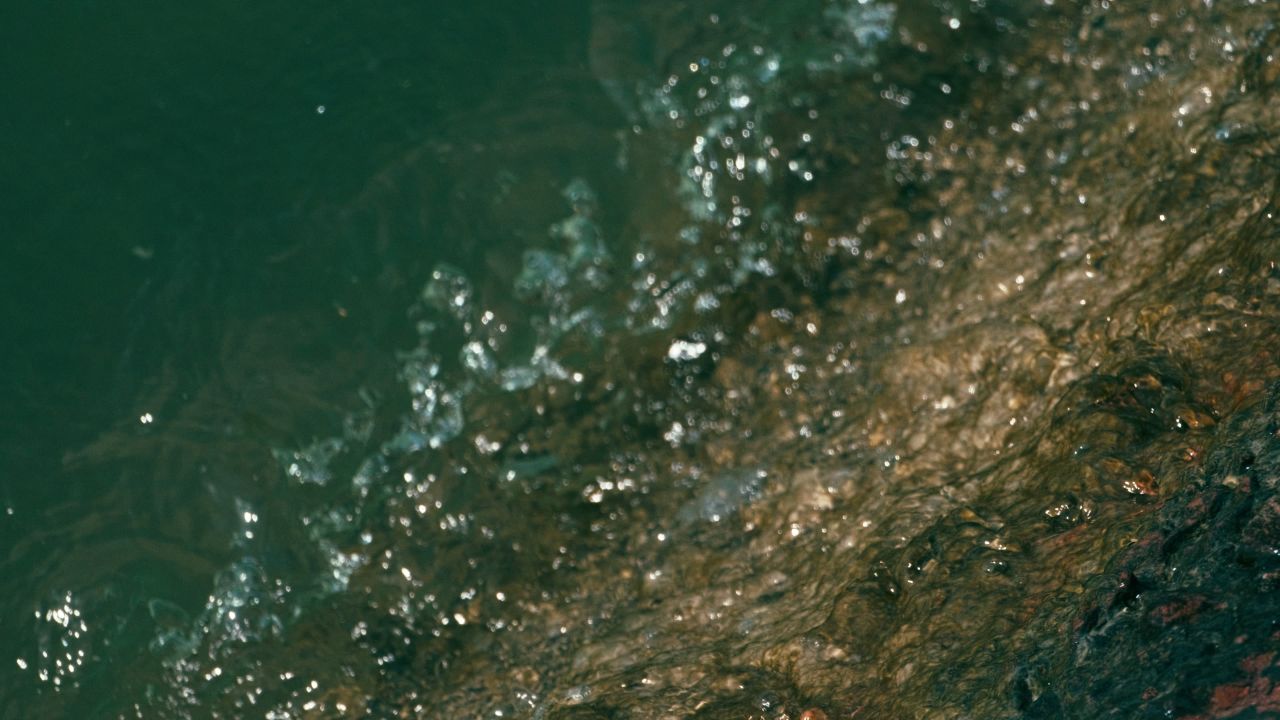 海水拍打礁石实拍镜头