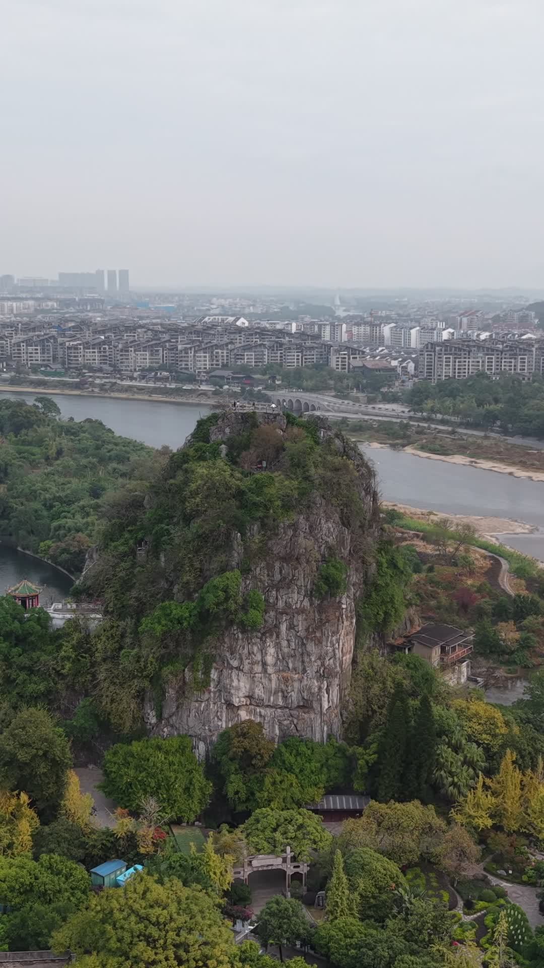 竖版航拍桂林伏波山 (1)