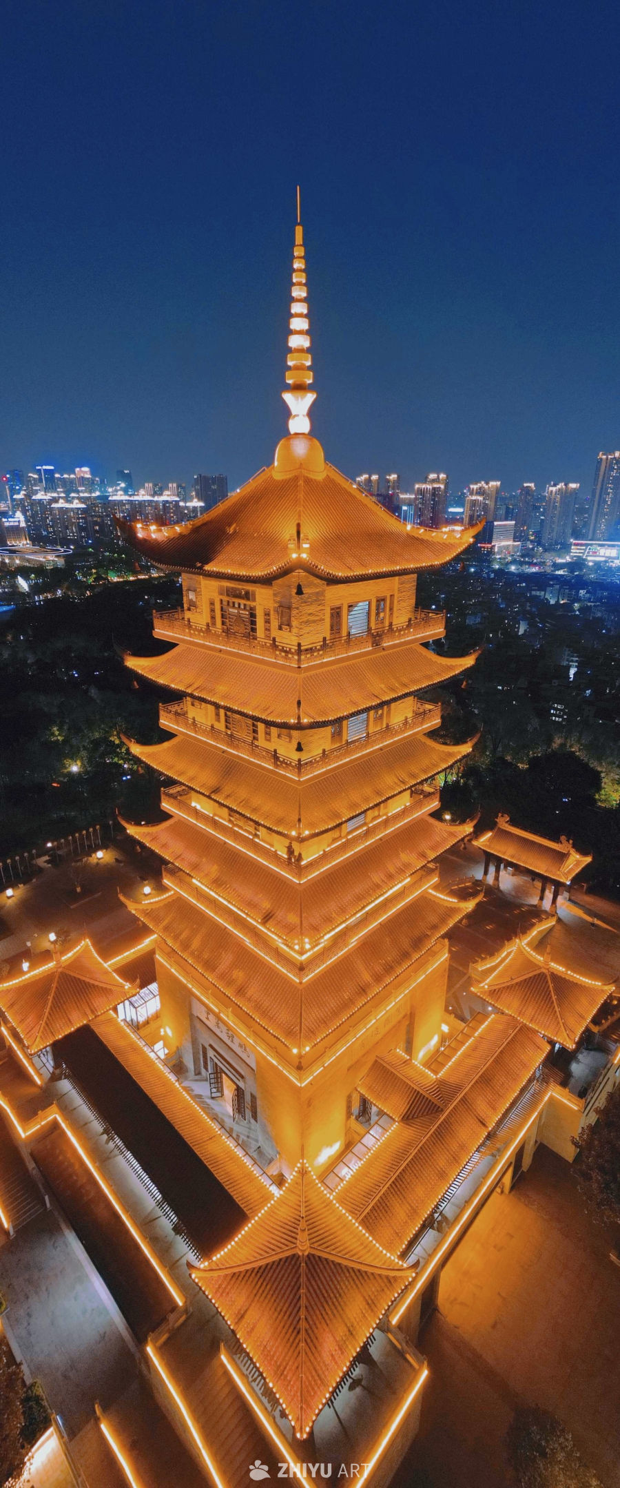夜幕下的古塔光辉