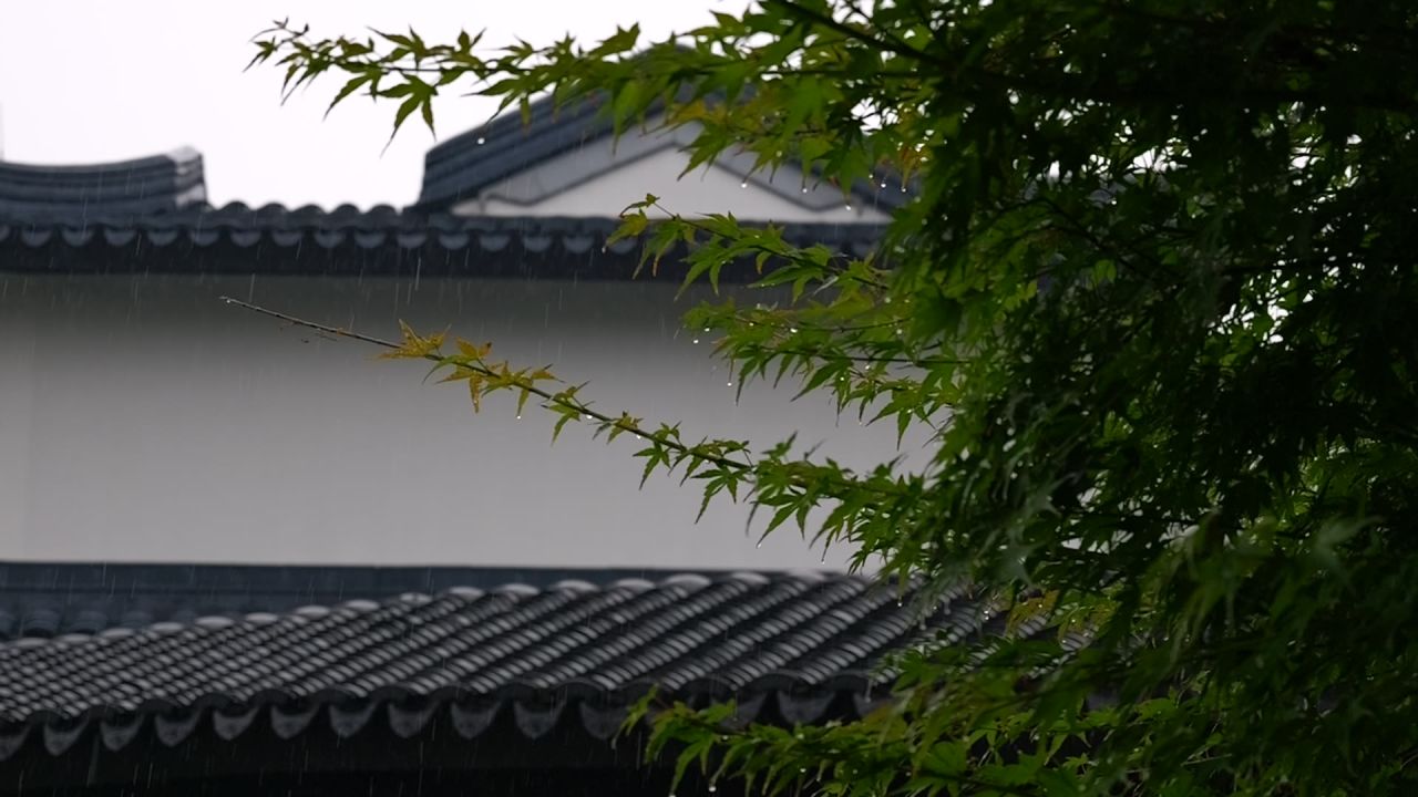 中式屋檐，雨天