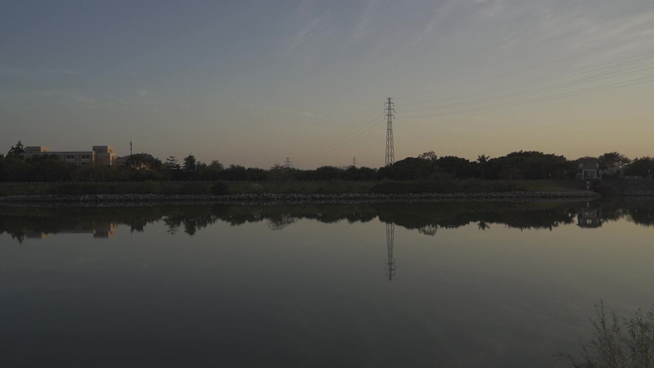 黄昏时刻的水库景色
