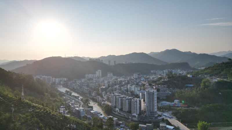 日落下的西林县