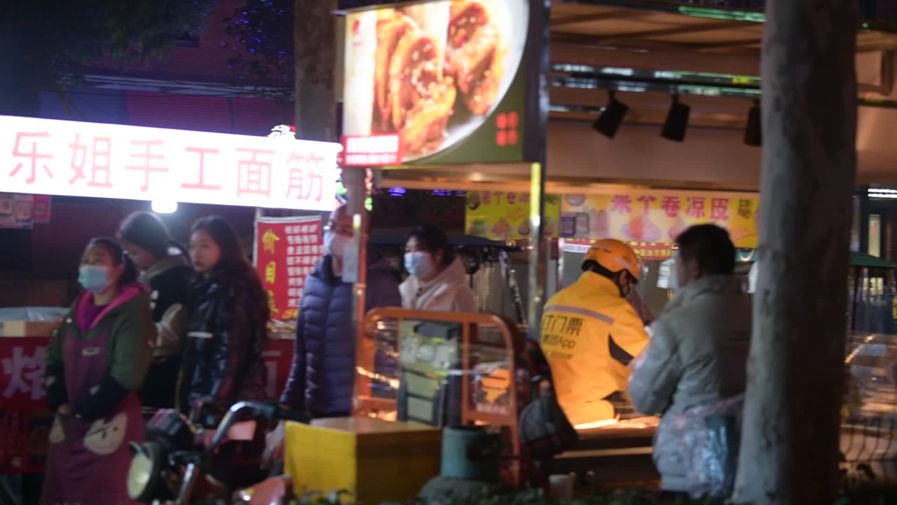 夜市的喧嚣与繁华