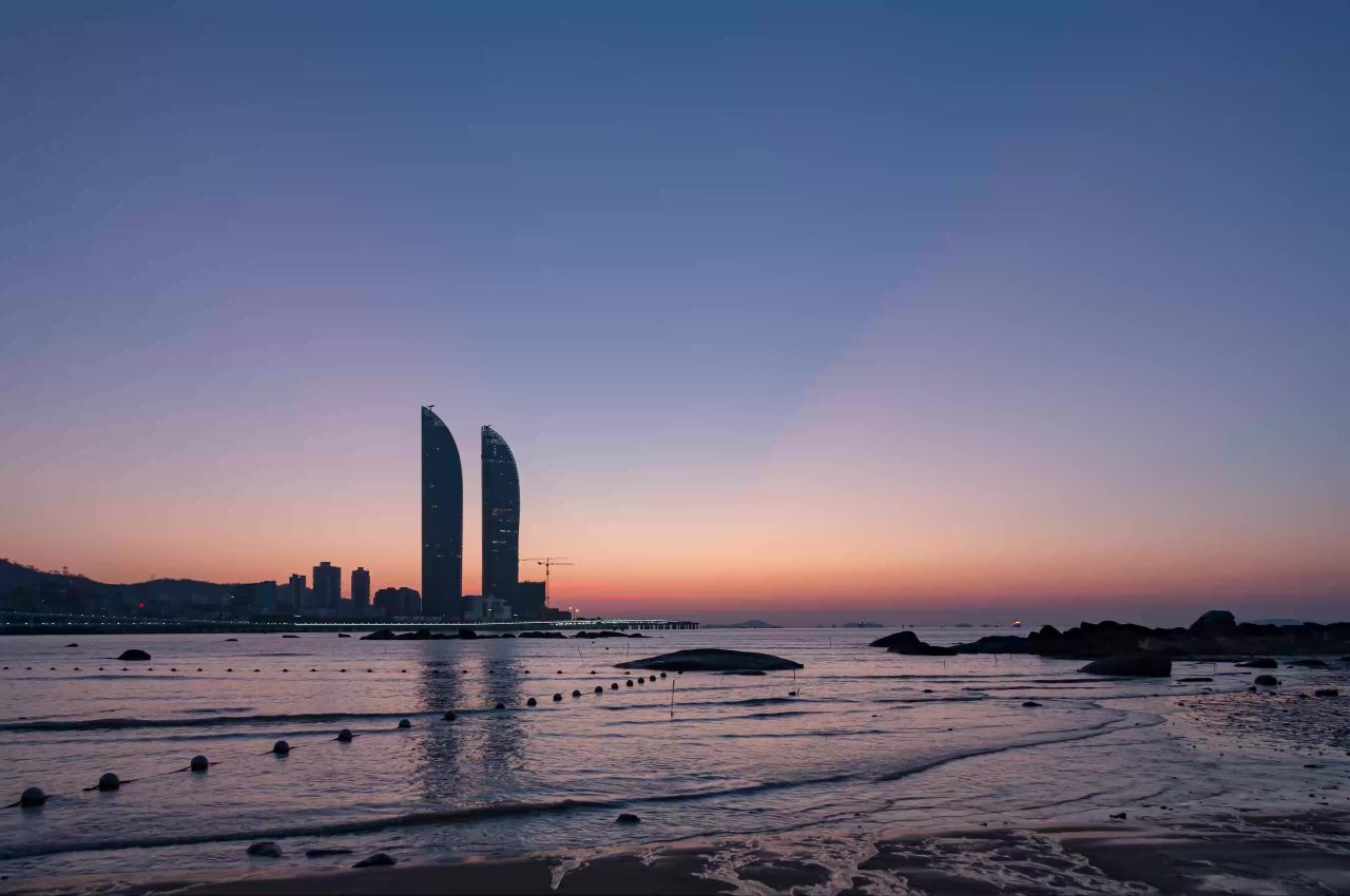 滨海旅游城市地标建筑的海上日出延时
