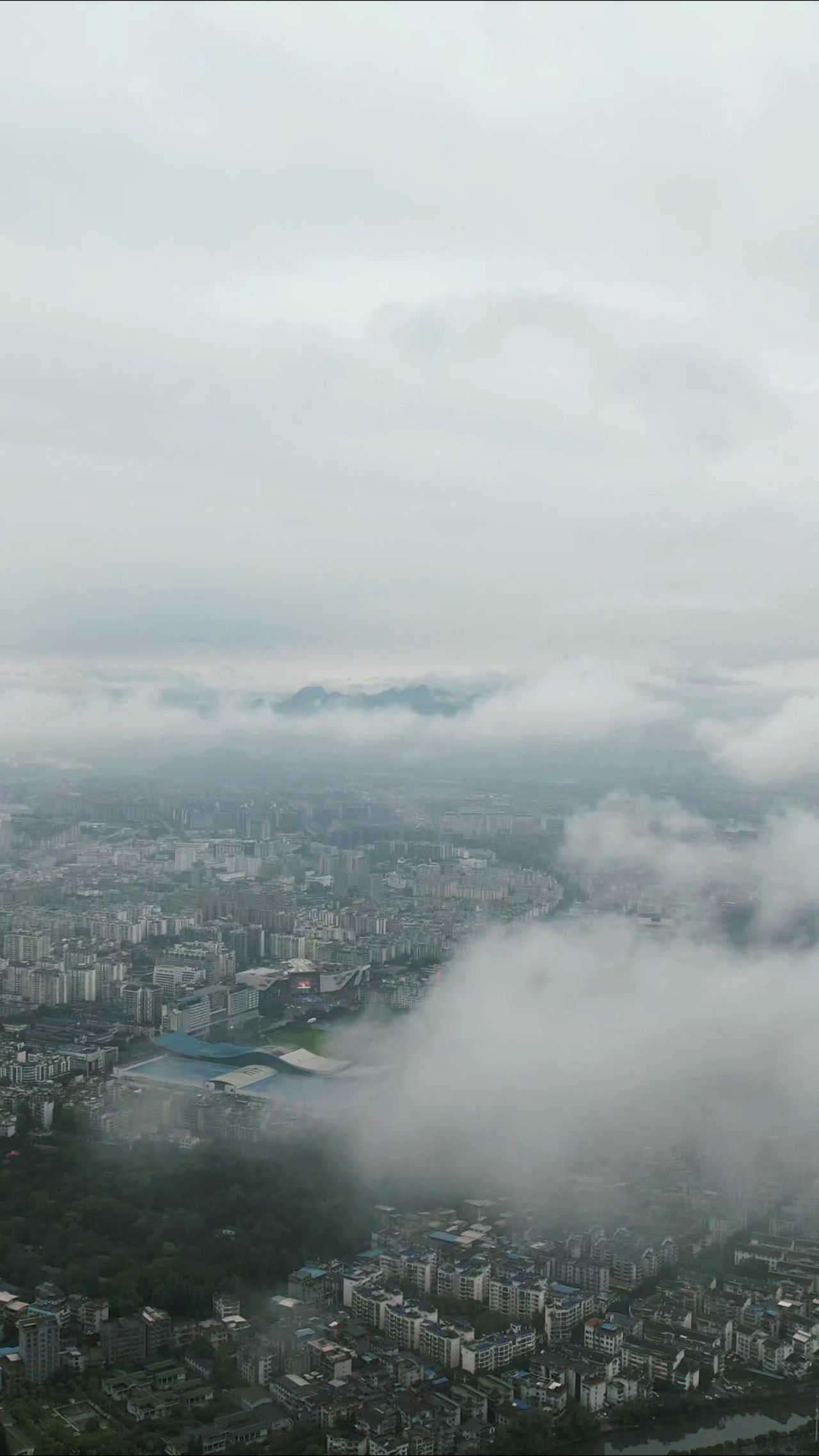 城市清晨迷雾平流层竖屏航拍 
