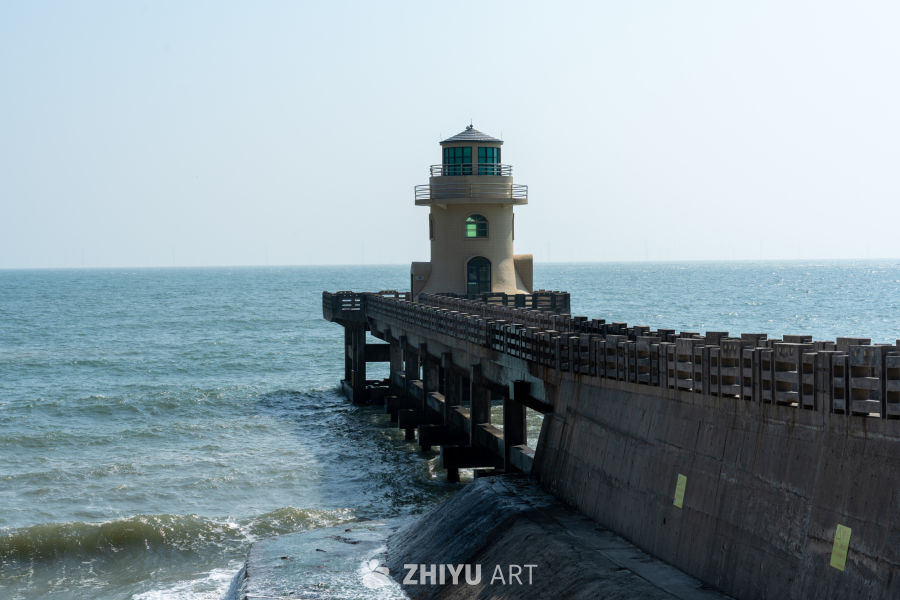 灯塔与海洋的宁静时刻