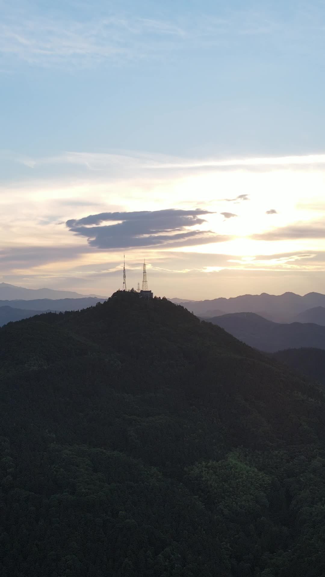 山巅日落与通信塔