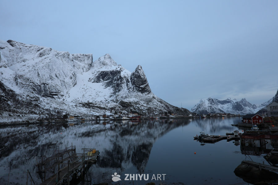 冬日山湖静谧景