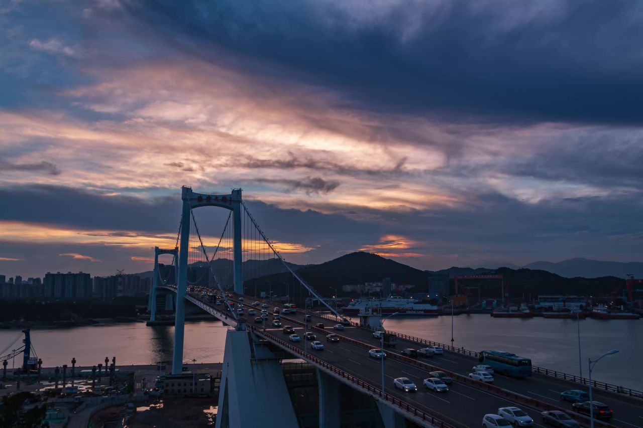 傍晚黄昏城市大桥交通车流日转夜延时