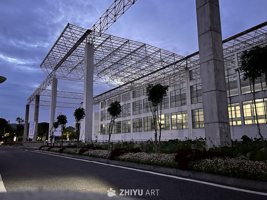 现代工业建筑夜景