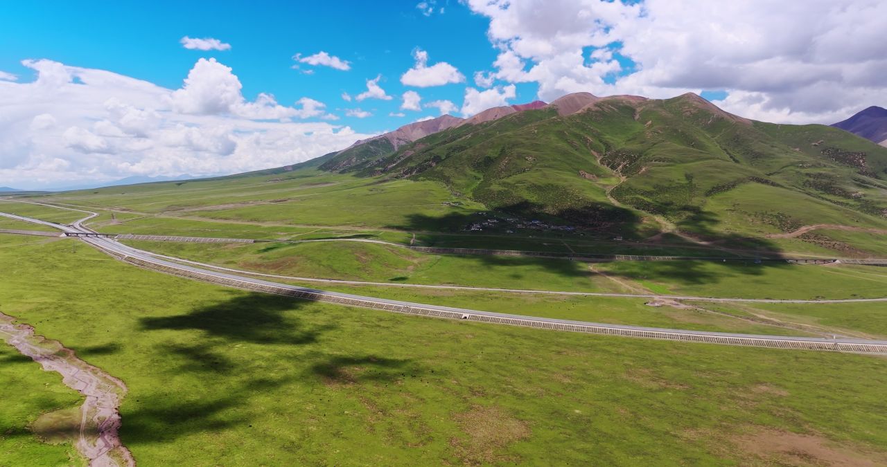 西藏那曲青藏高原铁路公路三路并行航拍