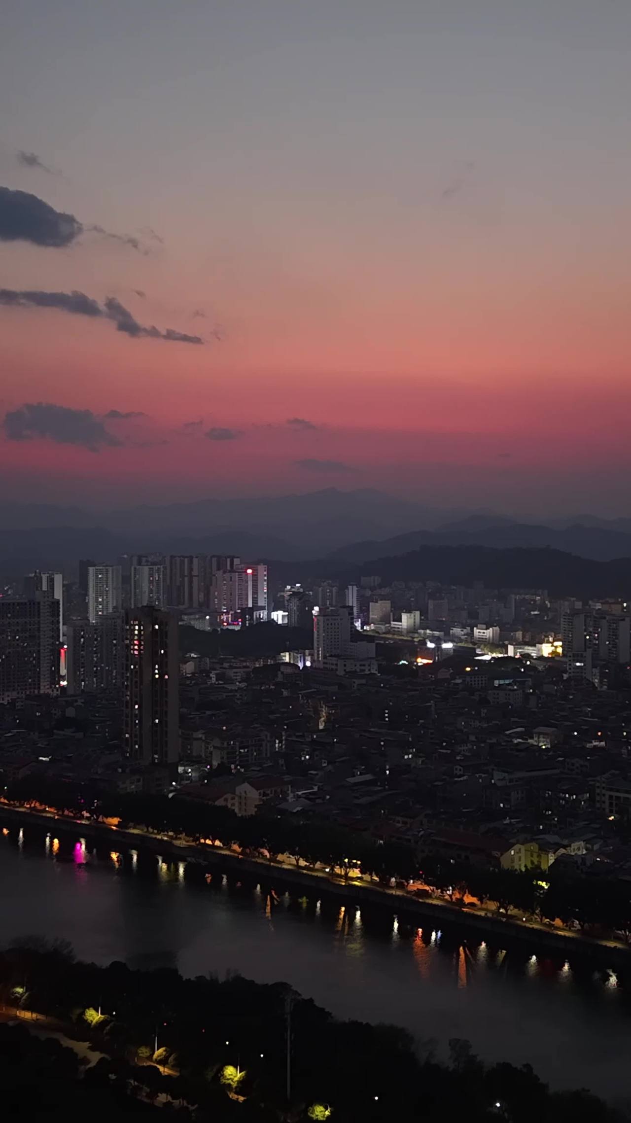 城市夕阳下的静谧时光