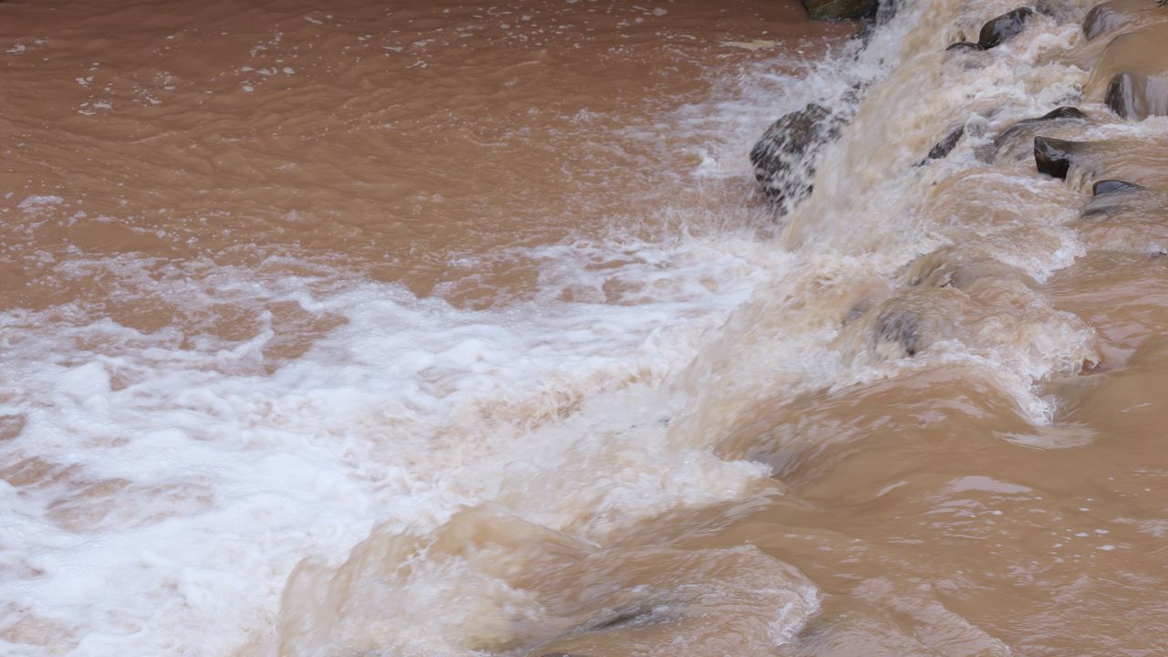雨季湍急的河流实拍素材