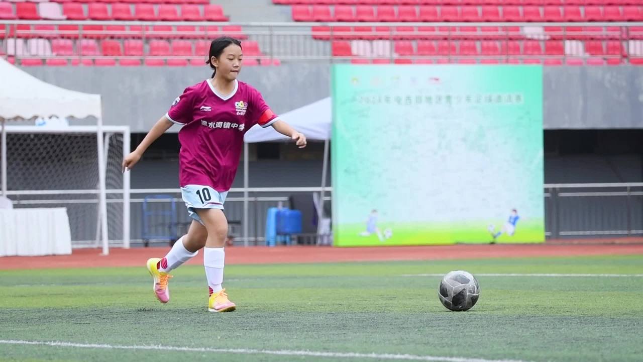 青少年足球比赛活力校园运动青春奔跑梦想