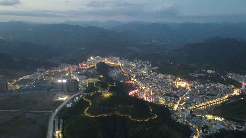 夜幕下的西林县