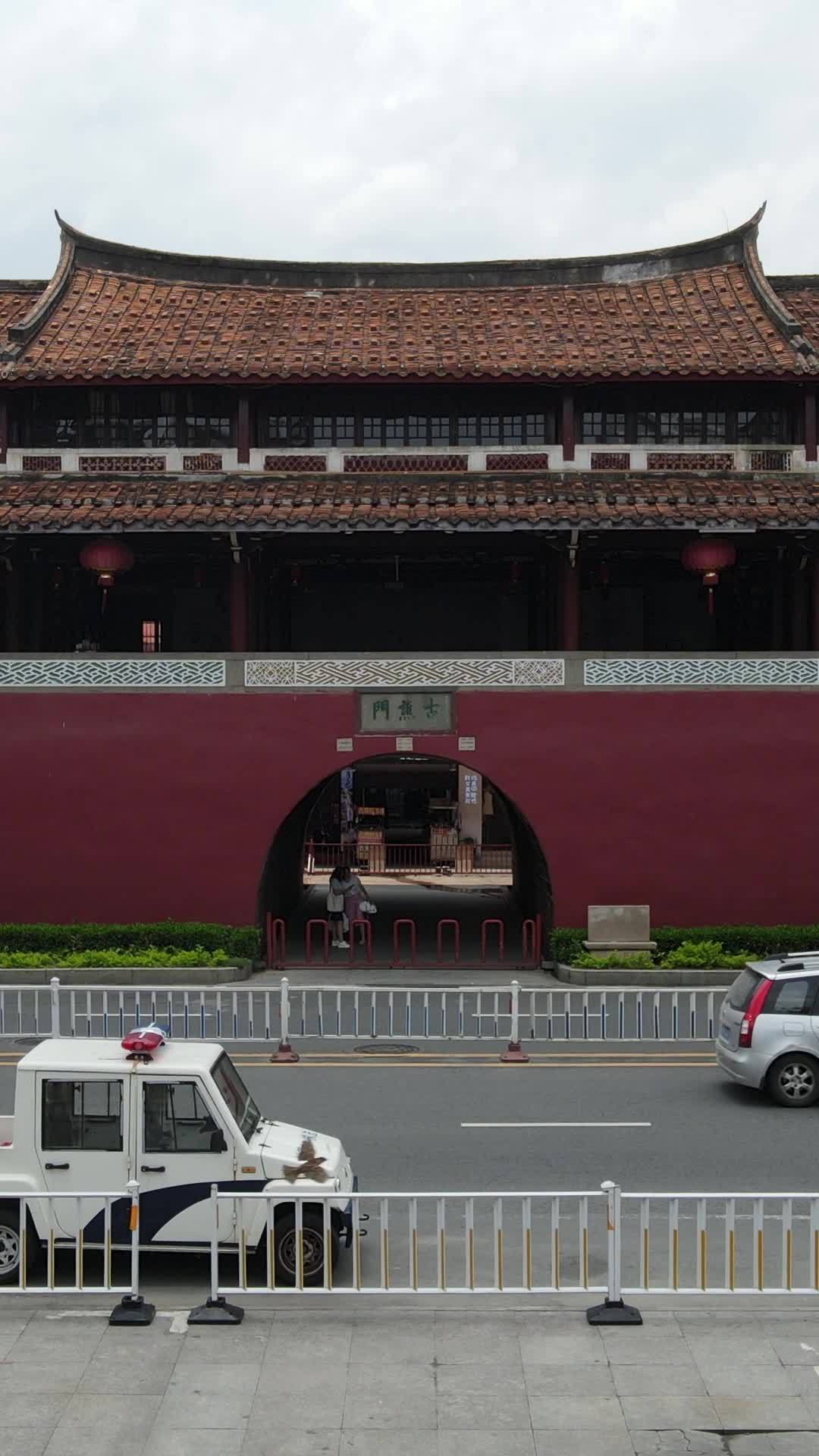 古城门下的现代生活